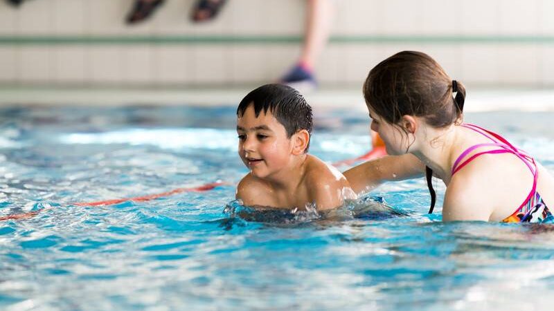 Wassersport im Bergischen Land: Wie Pinguin und Hampelmann beim Schwimmen helfen