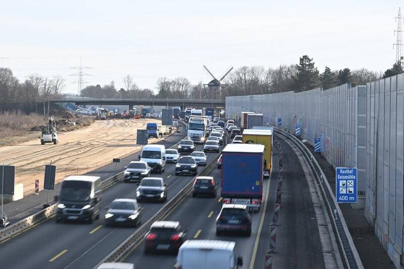 Niedriger Rheinpegel hat Folgen für den Straßenverkehr in Krefeld/Meerbusch: A57-Vollsperrung Richtung Köln überraschend abgesagt