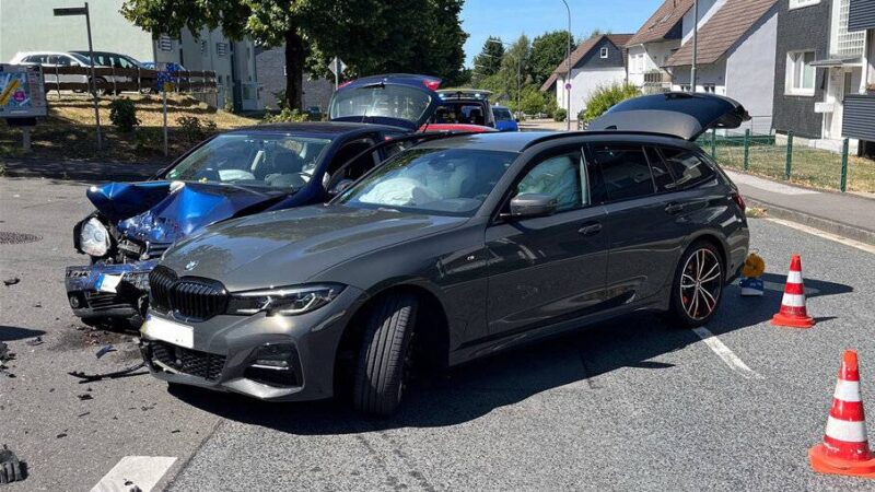 Zwei Hückeswagener beteiligt: Unfall beim Abbiegen fordert zwei Verletzte