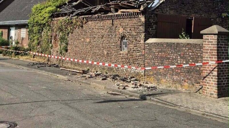 Feuerwehreinsatz in Rheinberg: Scheunendach eines Gehöfts in Borth ist eingestürzt