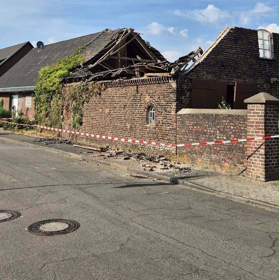 Feuerwehreinsatz in Rheinberg: Scheunendach eines Gehöfts in Borth ist eingestürzt