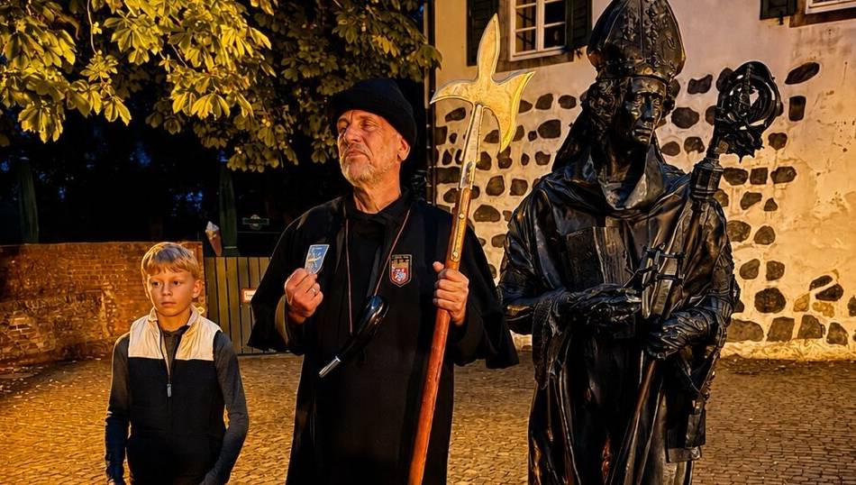 Mit dem Nachtwächter durch Zons: Dieser Ort am Rhein katapultiert Besucher ins Mittelalter