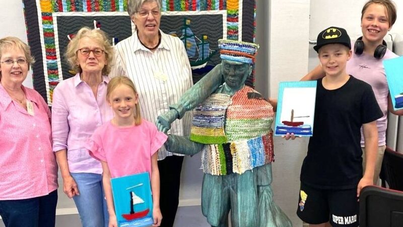 Im Seidenmuseum Krefeld: Rucksack mit Meister Ponzelars neuen Kleidern