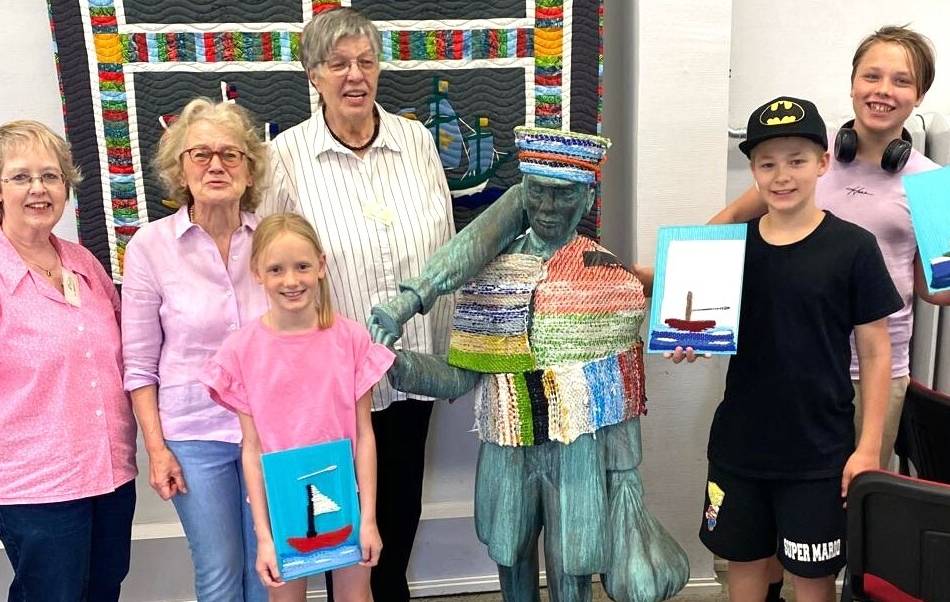 Im Seidenmuseum Krefeld: Rucksack mit Meister Ponzelars neuen Kleidern