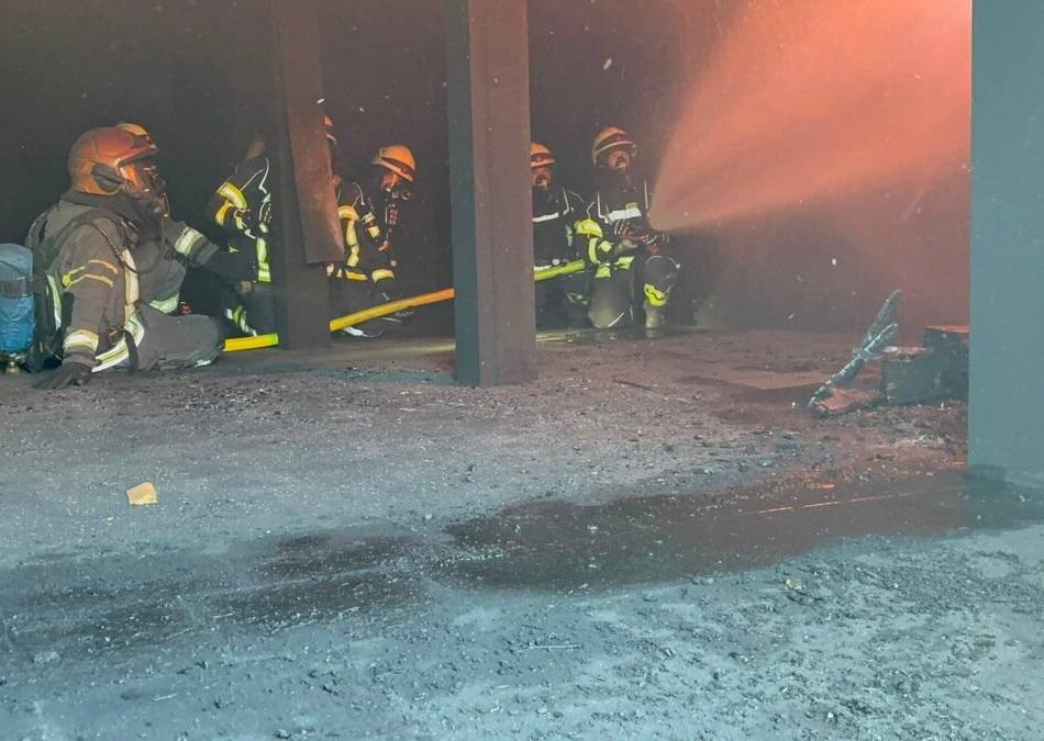 Freiwillige Feuerwehr Bedburg-Hau: Feuerwehr trainiert für Brände an Photovoltaikanlagen