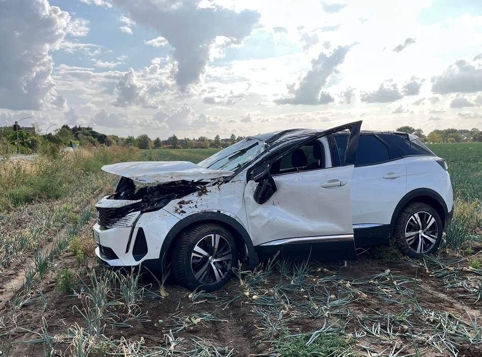 Unfall in Duisburg-Mündelheim: Missglücktes Überholmanöver – Auto überschlägt sich