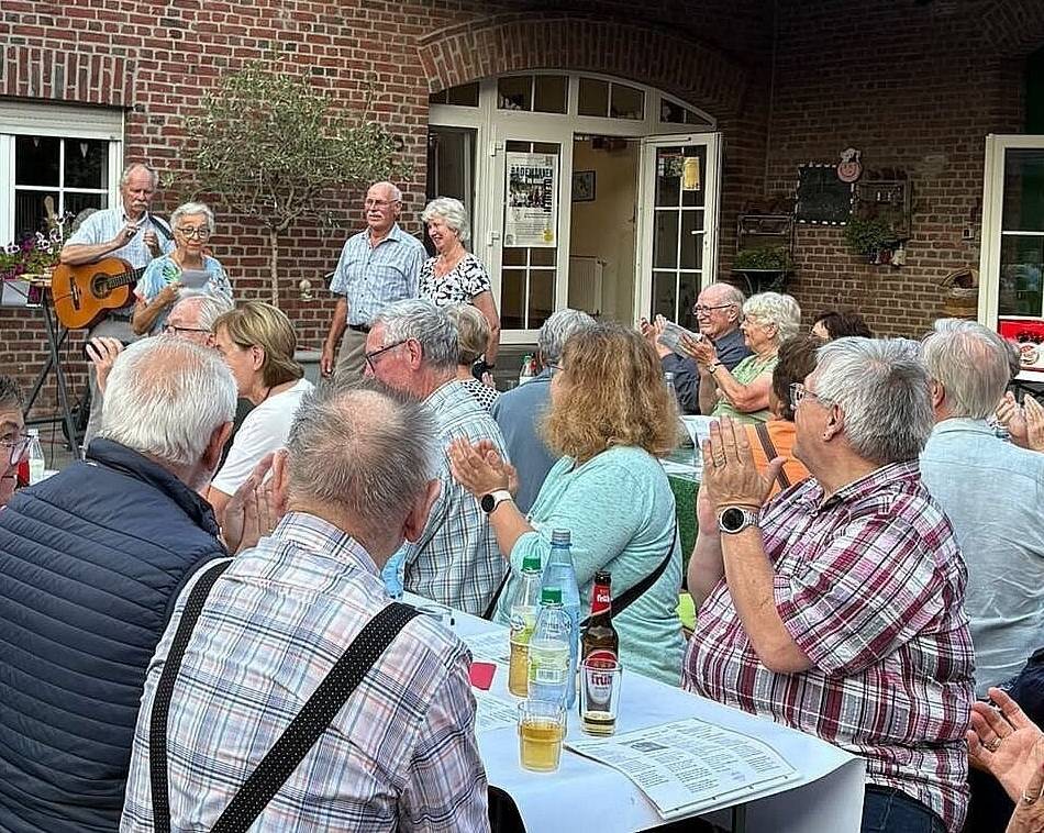 Bürgerverein Anrath: Mundart-Chor lädt zur „Su’emernait“ auf den Kerstenhof