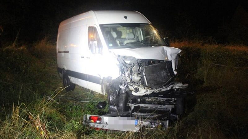Unfall in Langenfeld: Betrunkener Fahrer schläft ein und landet im Feld