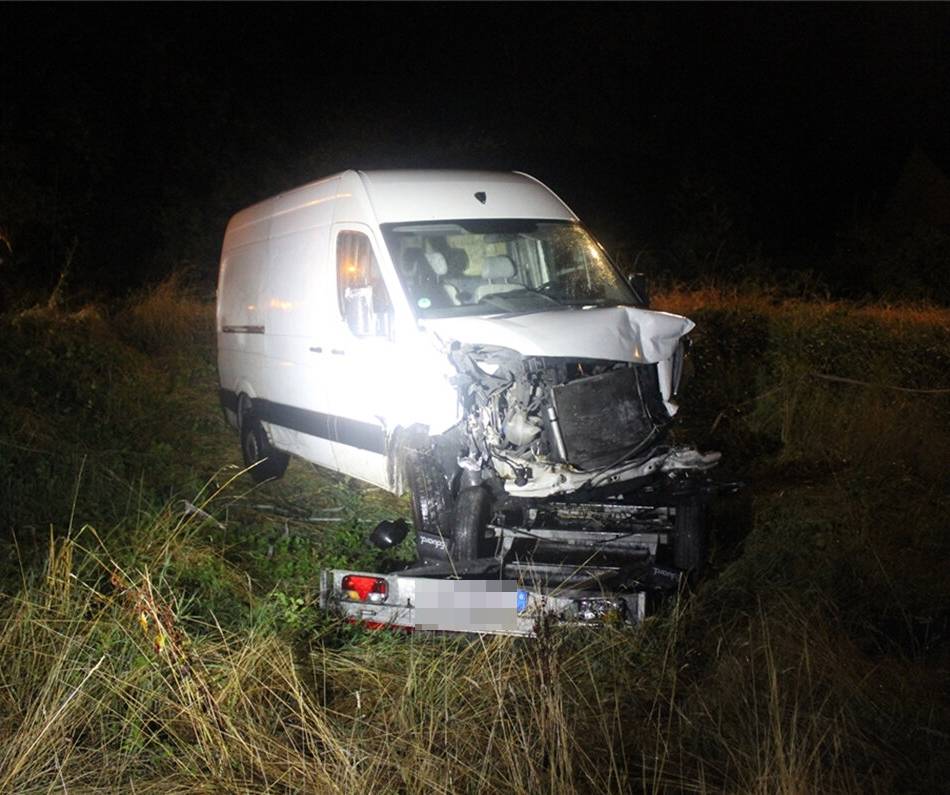 Unfall in Langenfeld: Betrunkener Fahrer schläft ein und landet im Feld