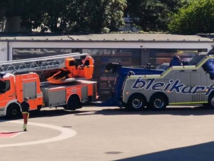Abschleppwagen rückte an: Drehleiter mit Bremsschaden – Feuerwehr Hilden braucht Hilfe