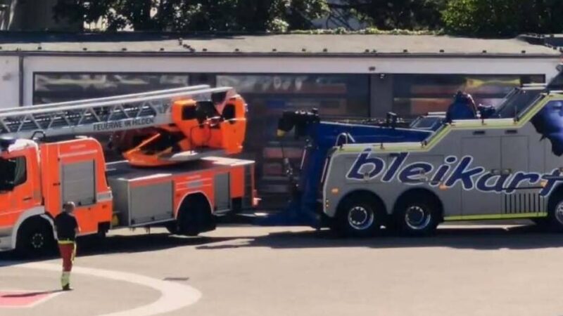 Abschleppwagen rückte an: Drehleiter mit Bremsschaden – Feuerwehr Hilden braucht Hilfe