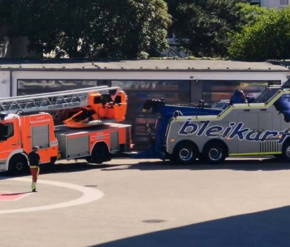 Abschleppwagen rückte an: Drehleiter mit Bremsschaden – Feuerwehr Hilden braucht Hilfe