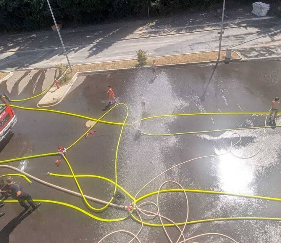 Kinderdorf Hückeswagen: Wasserschlacht an der Feuerwehr