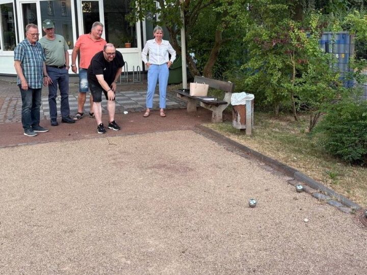 Angebot ist wieder nutzbar: Kostenlose Boule- und Schachanlage in Hinsbeck erneuert