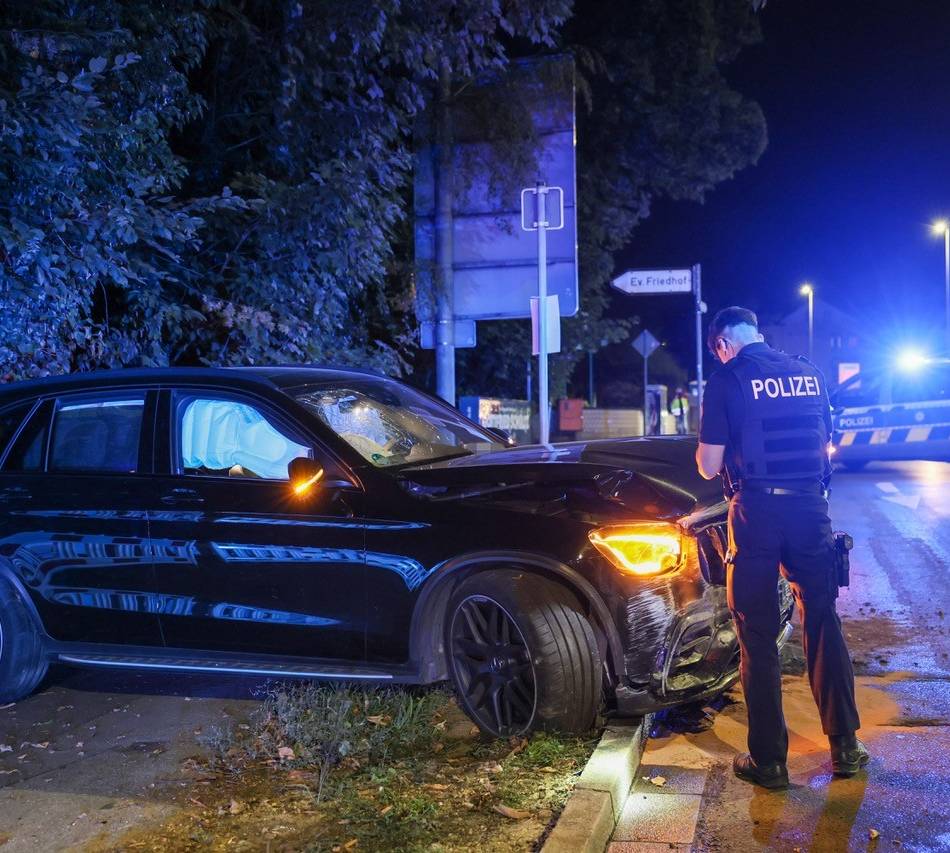 Nahe Stadtgrenze Solingen/Langenfeld: Nach 400-PS-Unfall – Autofahrer missachten Anweisungen der Polizei