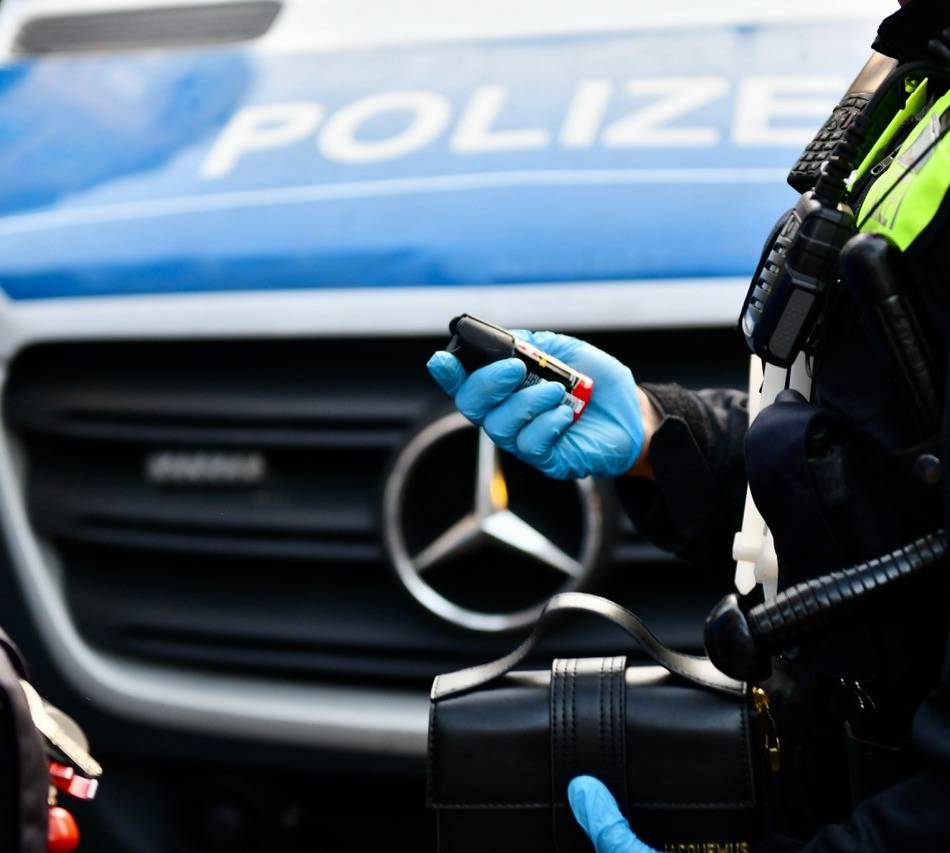 Tat in der Düsseldorfer Innenstadt: Bankkarte gestohlen und Geld abgehoben – Polizei nimmt drei Frauen fest