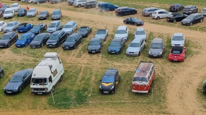 Historische Fahrzeuge in Uedem: Oldtimer-Fans treffen sich an der Hohen Mühle