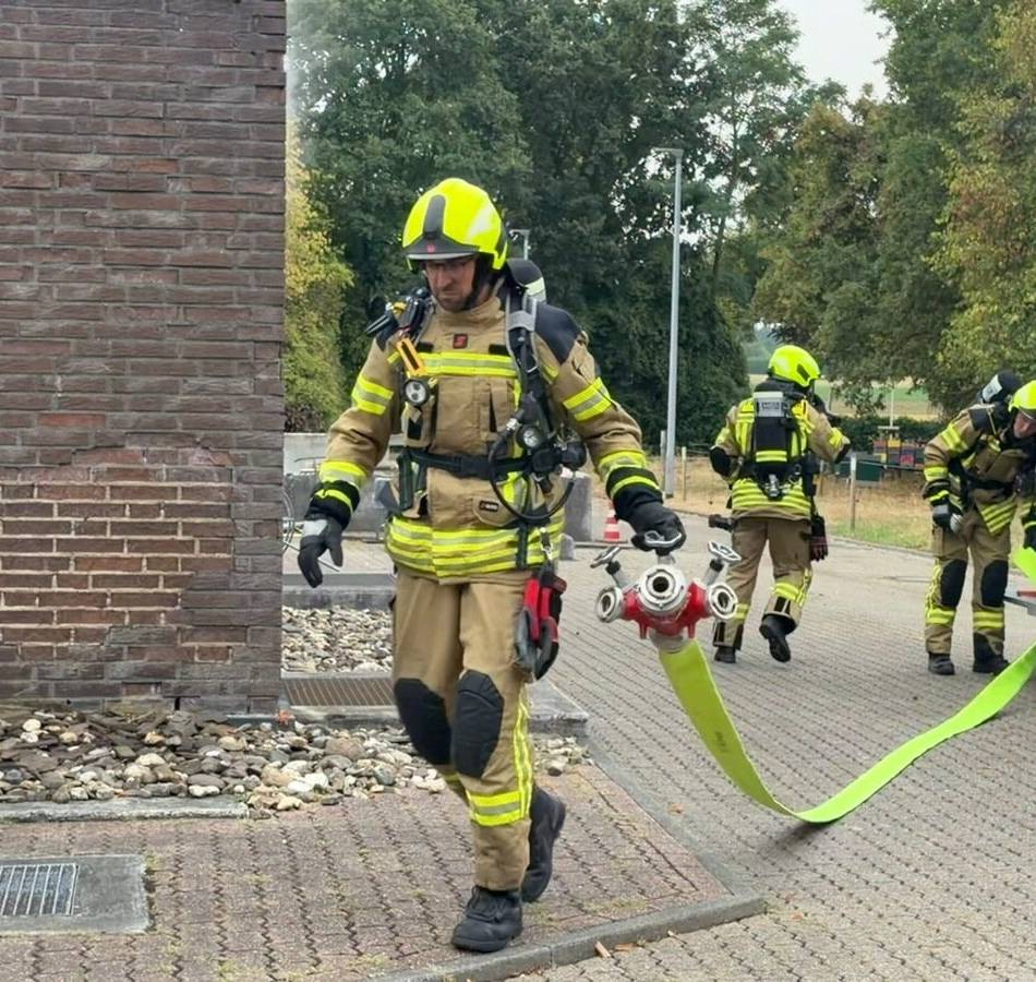 Besuch bei der Einheit Veen: Bürgermeister Staymann versucht sich als Feuerwehrmann
