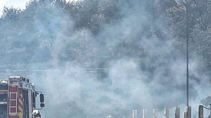 Einsatz der Feuerwehr: Böschungsbrand an Bahngleisen in Grevenbroich legt den Zugverkehr lahm