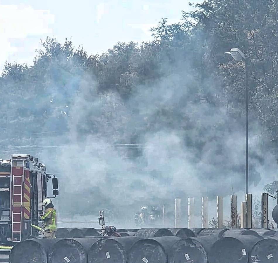 Einsatz der Feuerwehr: Böschungsbrand an Bahngleisen in Grevenbroich legt den Zugverkehr lahm