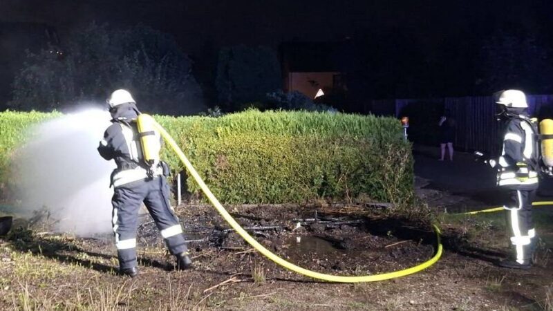 Zwei Brände und Sturmschaden: Sonsbecks Feuerwehr hat drei Einsätze innerhalb von 30 Stunden