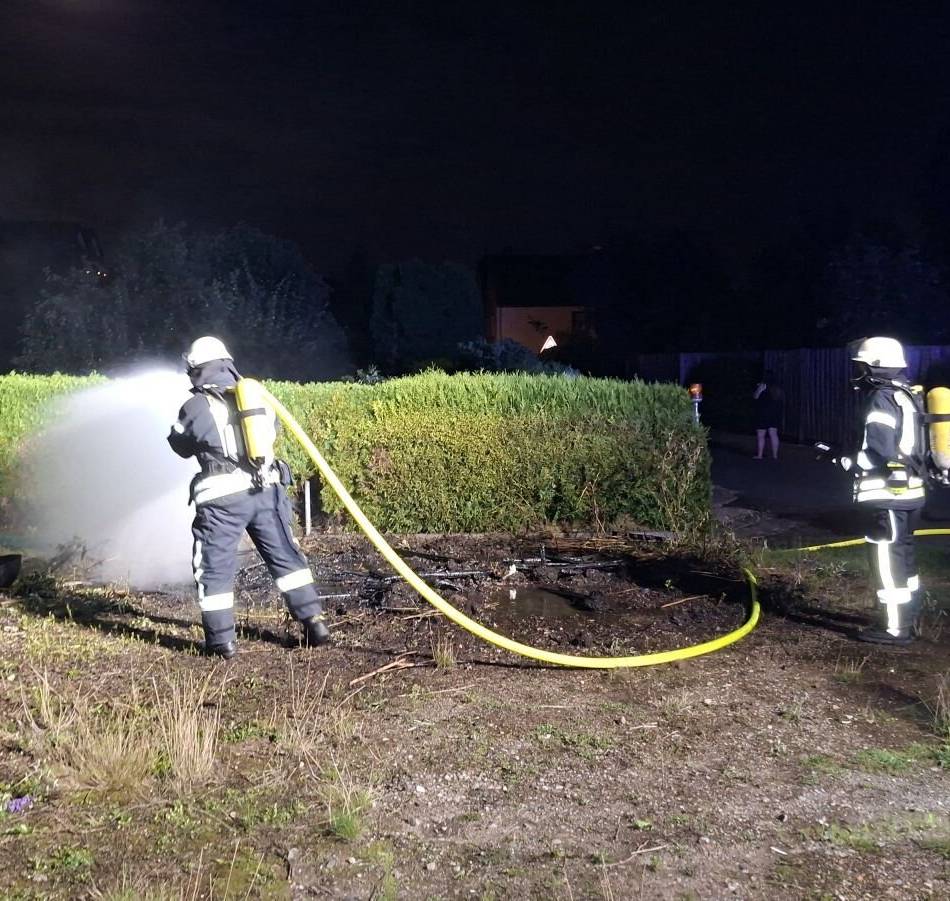 Zwei Brände und Sturmschaden: Sonsbecks Feuerwehr hat drei Einsätze innerhalb von 30 Stunden