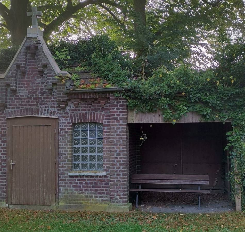 Heimatverein in Korschenbroich: Totenhäuschen von Wildwuchs befreit
