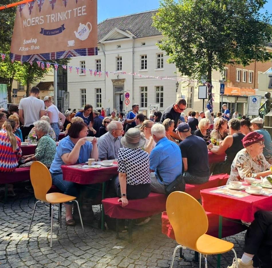 Event auf dem Neumarkt: Moers serviert Tee, Scones und britisches Flair