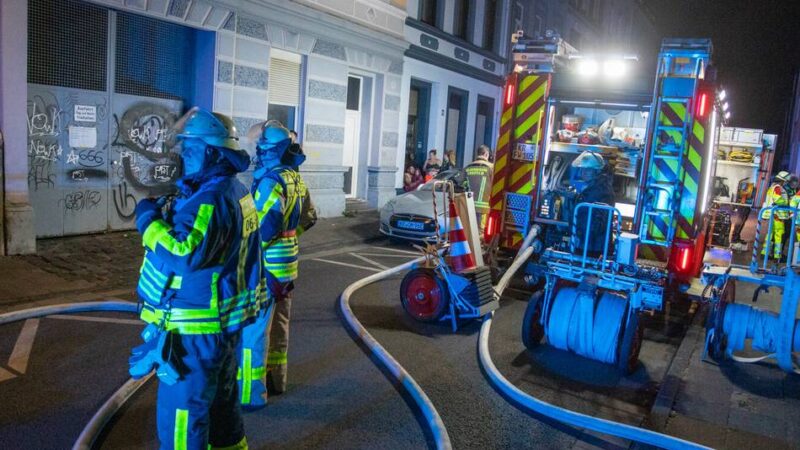 Feuerwehreinsatz in Krefeld: Wohnung an Vereinsstraße nach Küchenbrand unbewohnbar