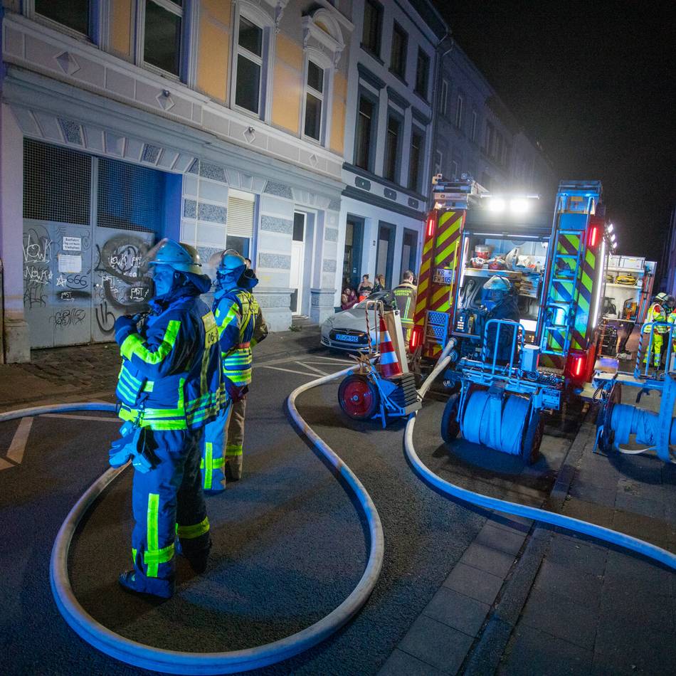 Feuerwehreinsatz in Krefeld: Wohnung an Vereinsstraße nach Küchenbrand unbewohnbar