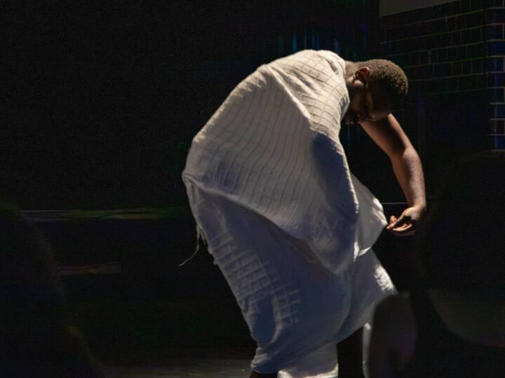 Akeem Abidoye im Krefelder Südbahnhof: Tanzperformance zwischen Geschmeidigkeit und Kolonialkritik