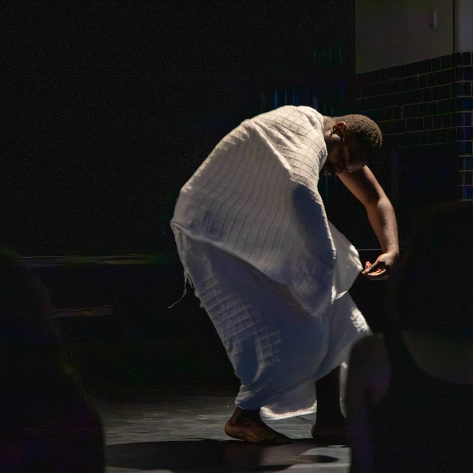 Akeem Abidoye im Krefelder Südbahnhof: Tanzperformance zwischen Geschmeidigkeit und Kolonialkritik