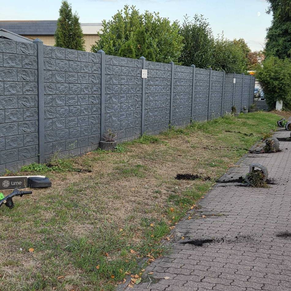 „Es sah aus wie ein Schlachtfeld“: Jugendlicher wirft in Meerbusch mit E-Scooter und Pflanzkübeln