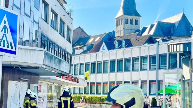 Gasalarm in Mettmann: Feuerwehr rückt zu Apotheke am Jubiläumsplatz aus