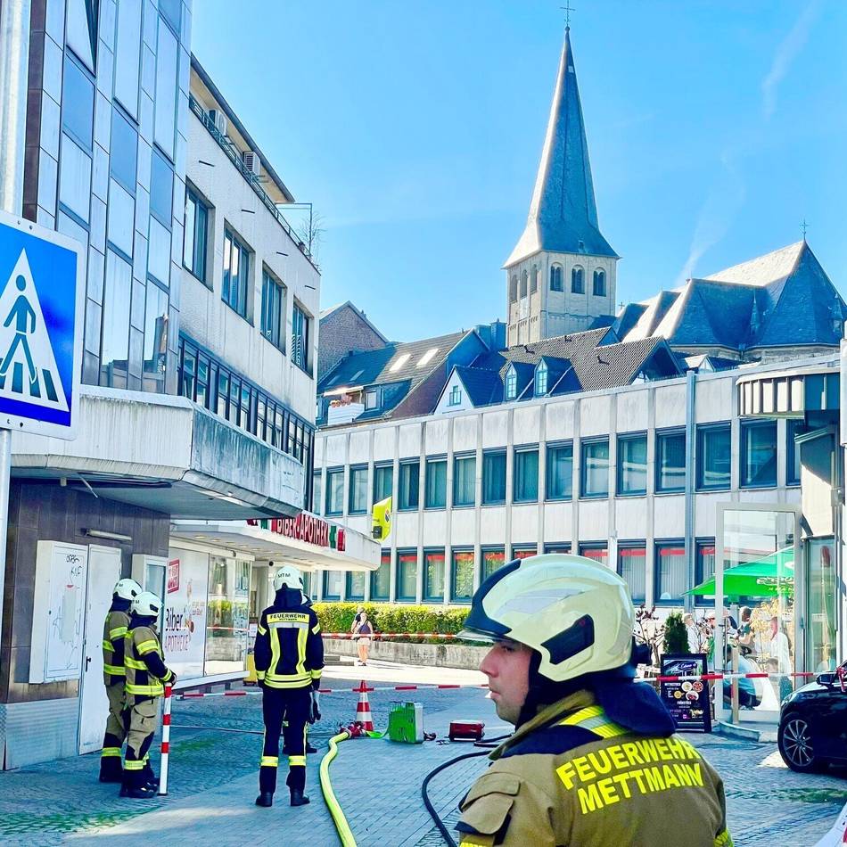 Gasalarm in Mettmann: Feuerwehr rückt zu Apotheke am Jubiläumsplatz aus