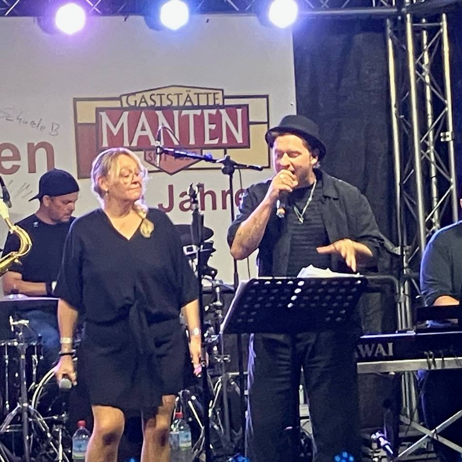 Johannes Oerding singt im Manten-Garten
