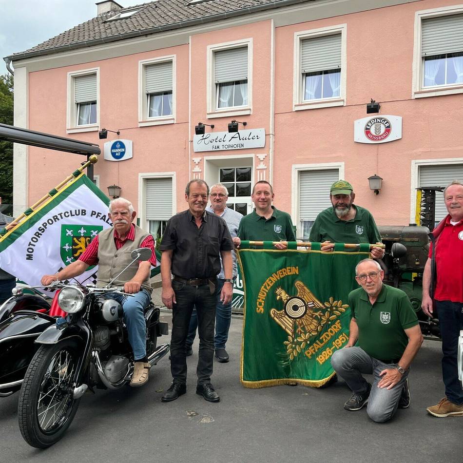 Hunderte Oldtimer auf der Kirmes in Goch: Oldtimerfreunde beleben wieder die Pfalzdorfer Kirmestage
