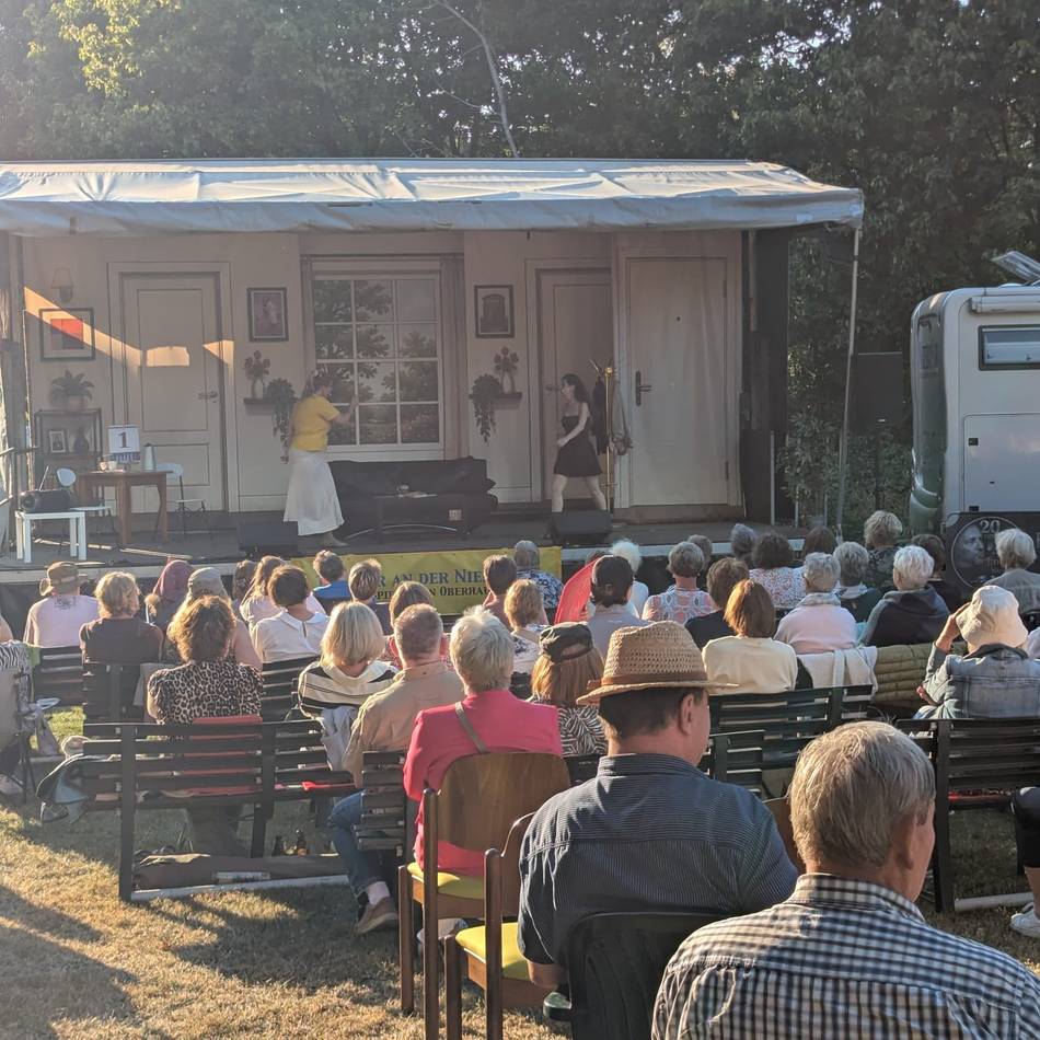 Begeistertes Publikum: ParkbankTheater on Tour in Uedem