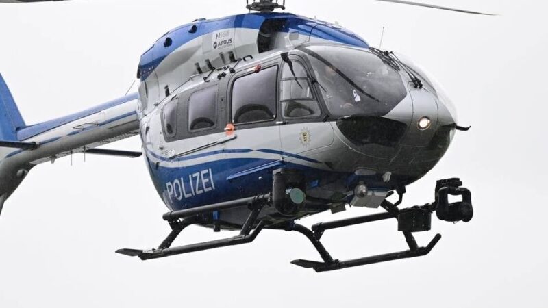 Überfall in Dinslaken: Polizei sucht mit Hubschrauber nach bewaffnetem Tankstellenräuber