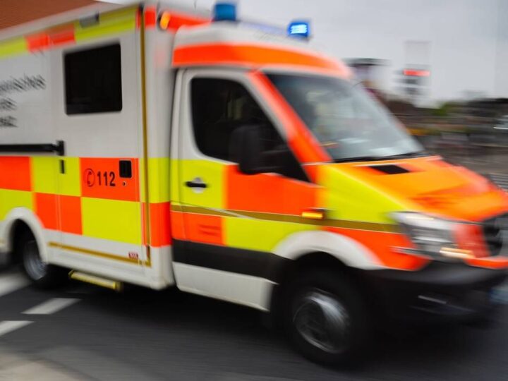 K18 bei Dormagen: Motorradfahrer nach Kollision lebensgefährlich verletzt