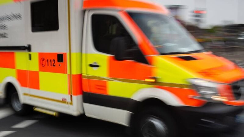 K18 bei Dormagen: Motorradfahrer nach Kollision lebensgefährlich verletzt