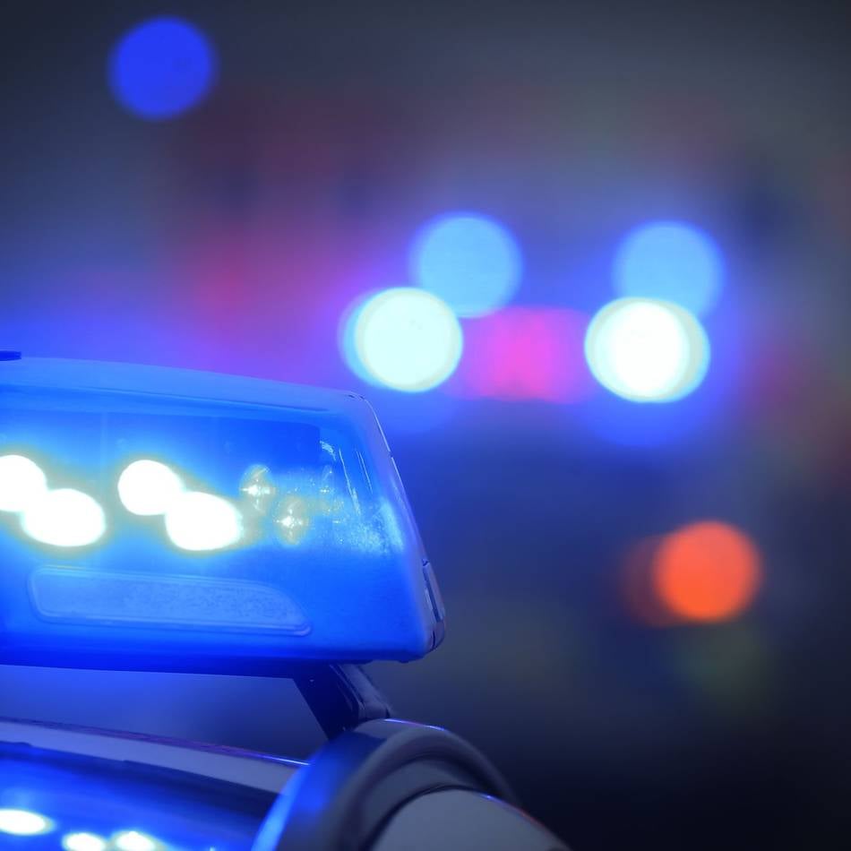 Nach Einbruch in ein Taxi: Polizei schnappt Verdächtigen unter geparktem Auto in Düsseldorf