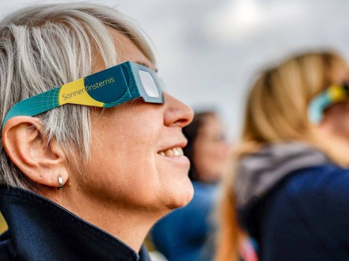 Sonnenfinsternis am Mittwoch: „Wir sind überrannt worden“ – Schutzbrillen in Hilden und Haan ausverkauft