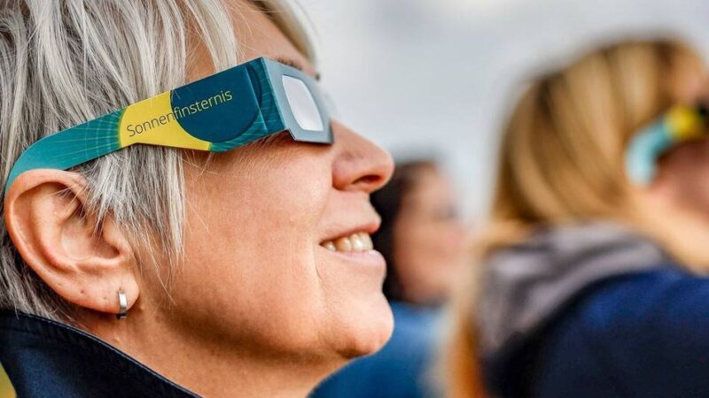 Sonnenfinsternis am Mittwoch: „Wir sind überrannt worden“ – Schutzbrillen in Hilden und Haan ausverkauft