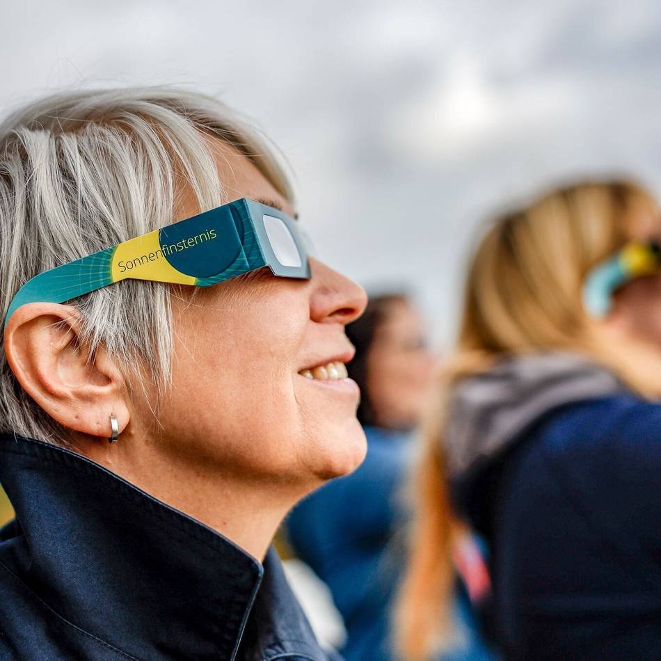 Sonnenfinsternis am Mittwoch: „Wir sind überrannt worden“ – Schutzbrillen in Hilden und Haan ausverkauft