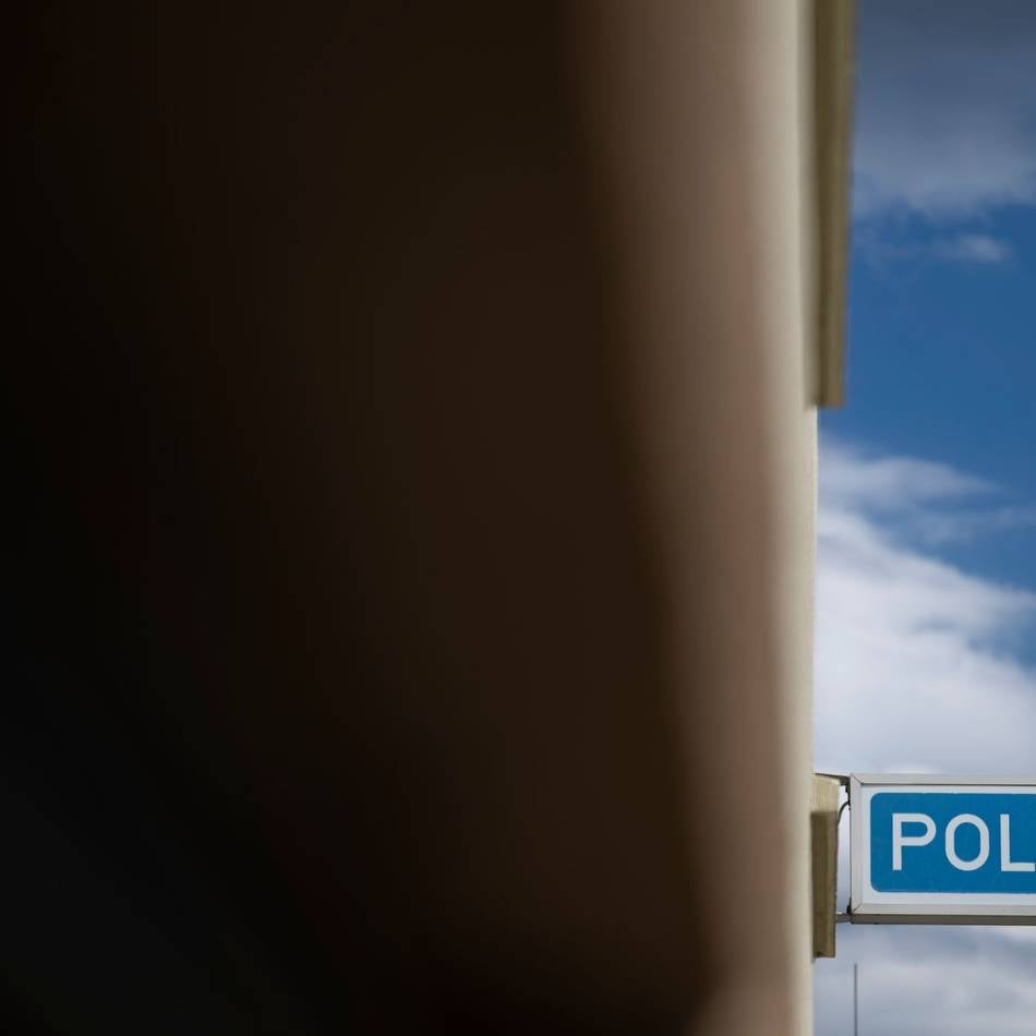 Messerangriff in Duisburg: Mann greift Ehefrau mit Messer an – Tochter rettet sie