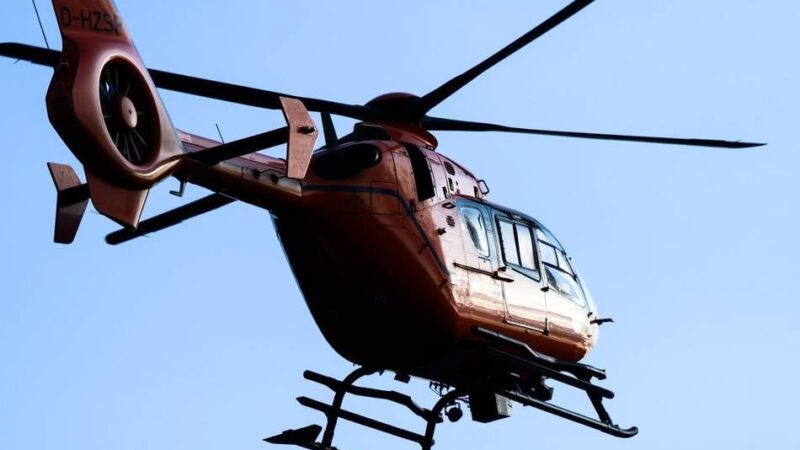 Rettungshubschrauber im Einsatz: Rennradfahrer wird bei Unfall in Hamminkeln schwer verletzt