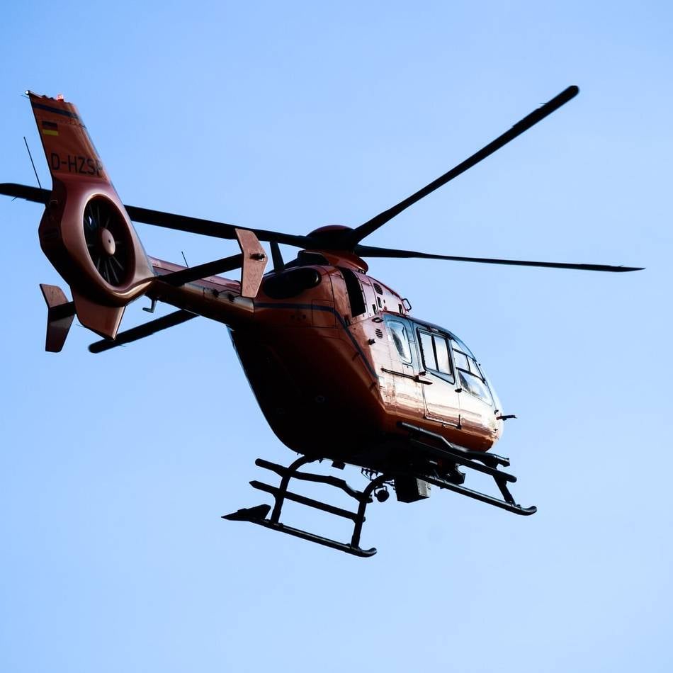 Rettungshubschrauber im Einsatz: Rennradfahrer wird bei Unfall in Hamminkeln schwer verletzt