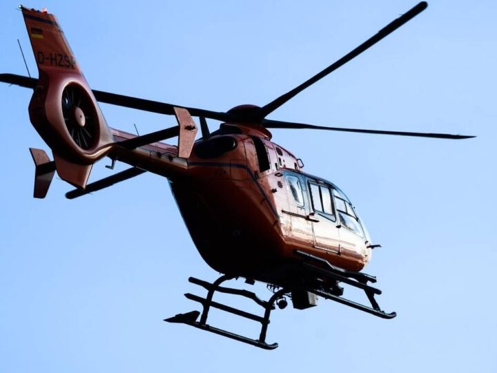 Rettungshubschrauber im Einsatz: Zwölfjähriger „spielt“ mit flüssigem Grillanzünder – zwei Schwerverletzte