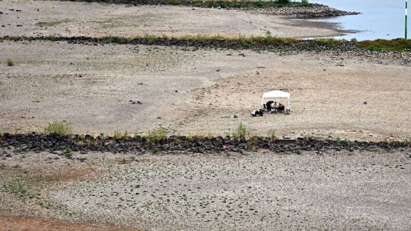 Fluss gibt Gegenstände frei: Rekordtief von Rhein in Düsseldorf – Landmine am Ufer kontrolliert gesprengt